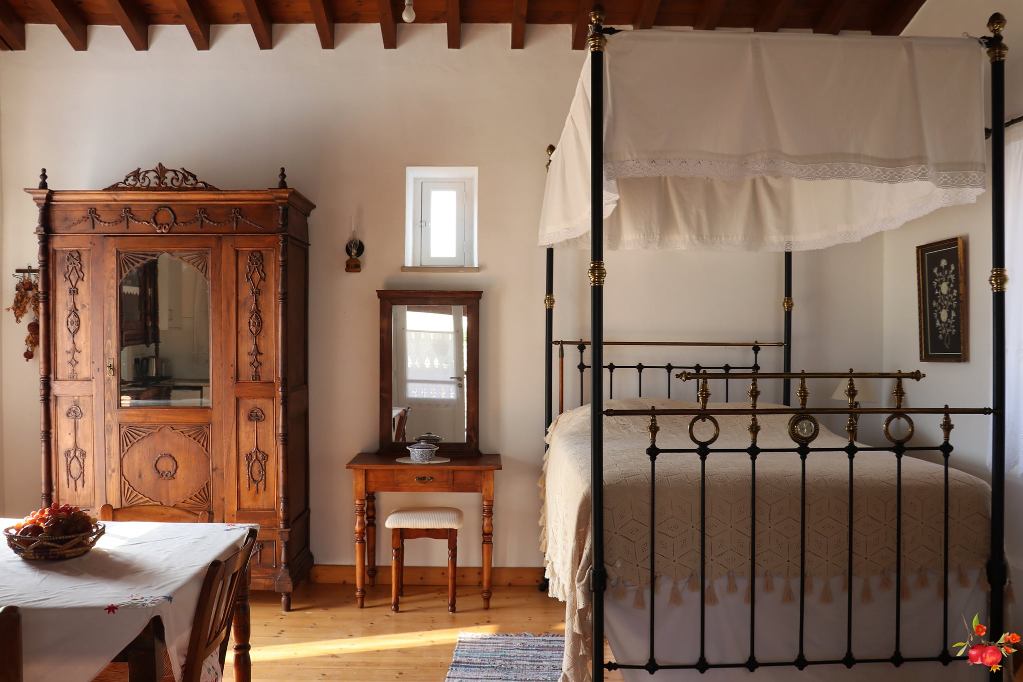 To Anoi tis Rothkias interior